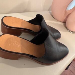 Classic Black Leather Venetian Mule Slip-on. US Size 9.5